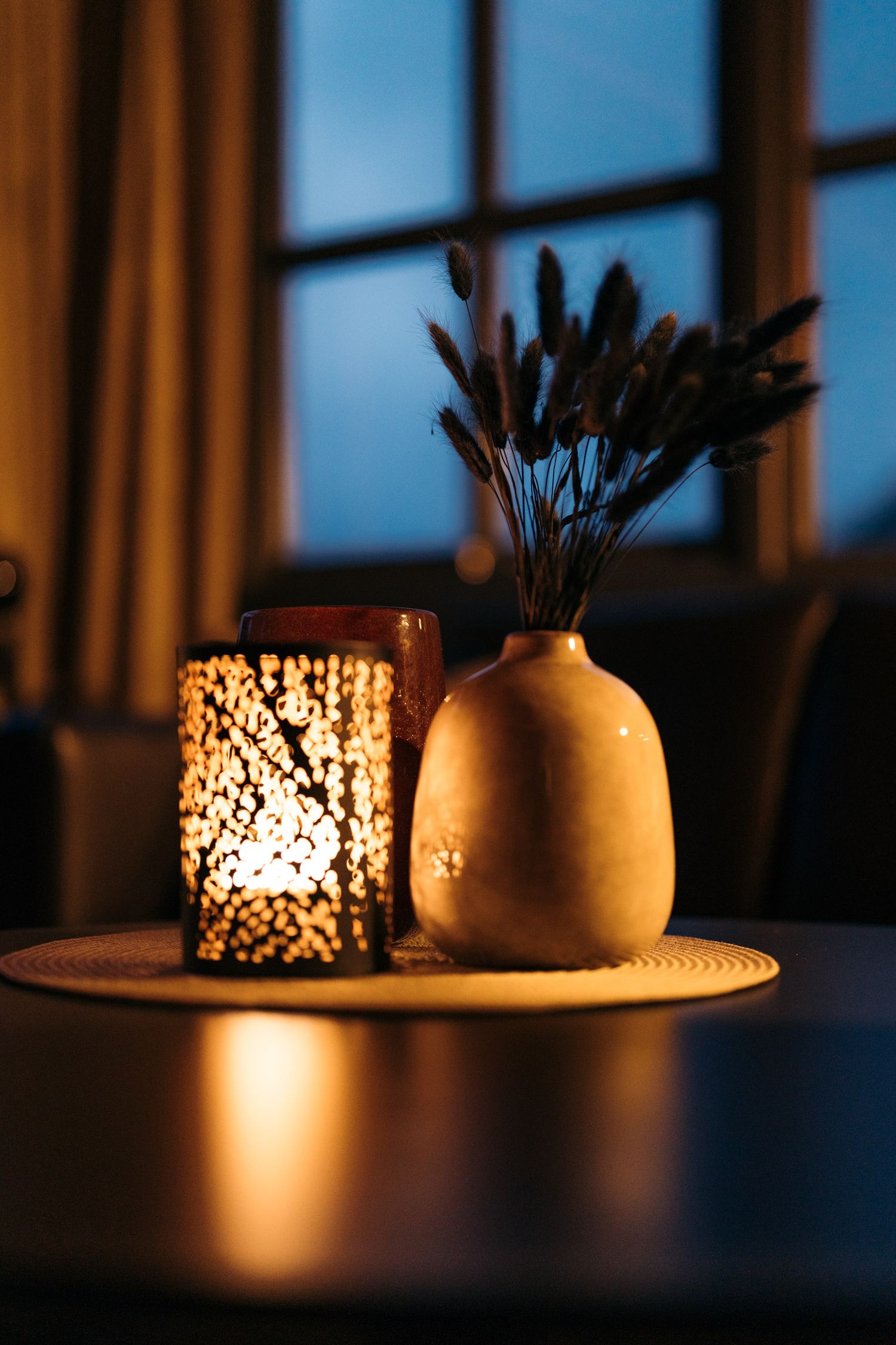décoration intérieure de lauklines avec vase et bougie