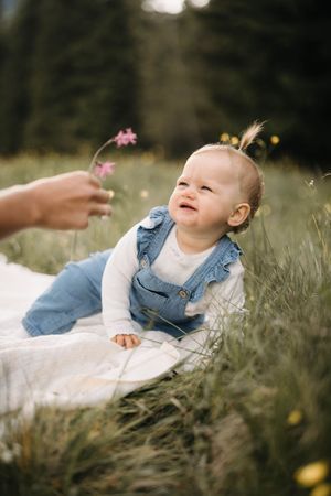 Baby mit Blume