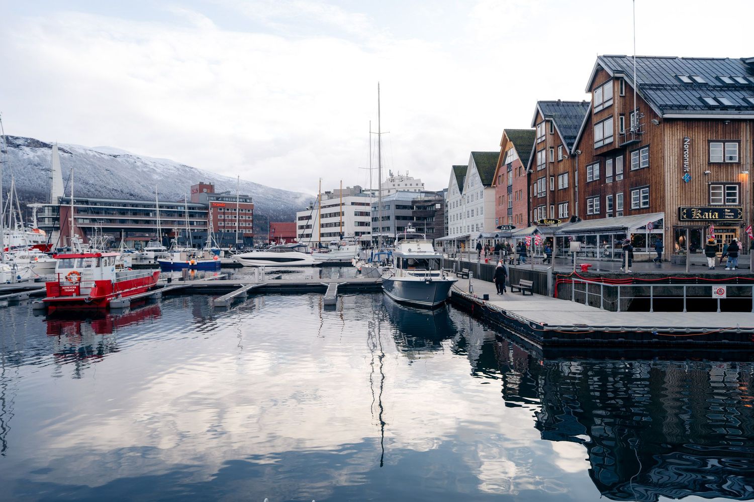 port de tromso avec bateaux et vieilles maisons colorées en hiver