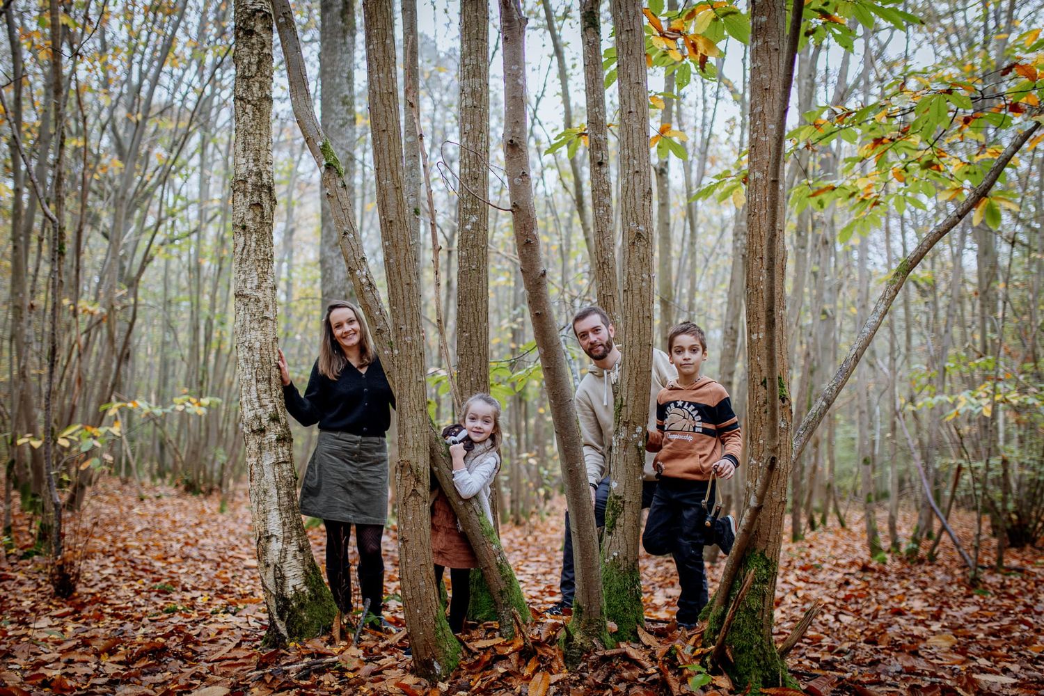 Famille qui pose dans la forêt de behoust yvelines