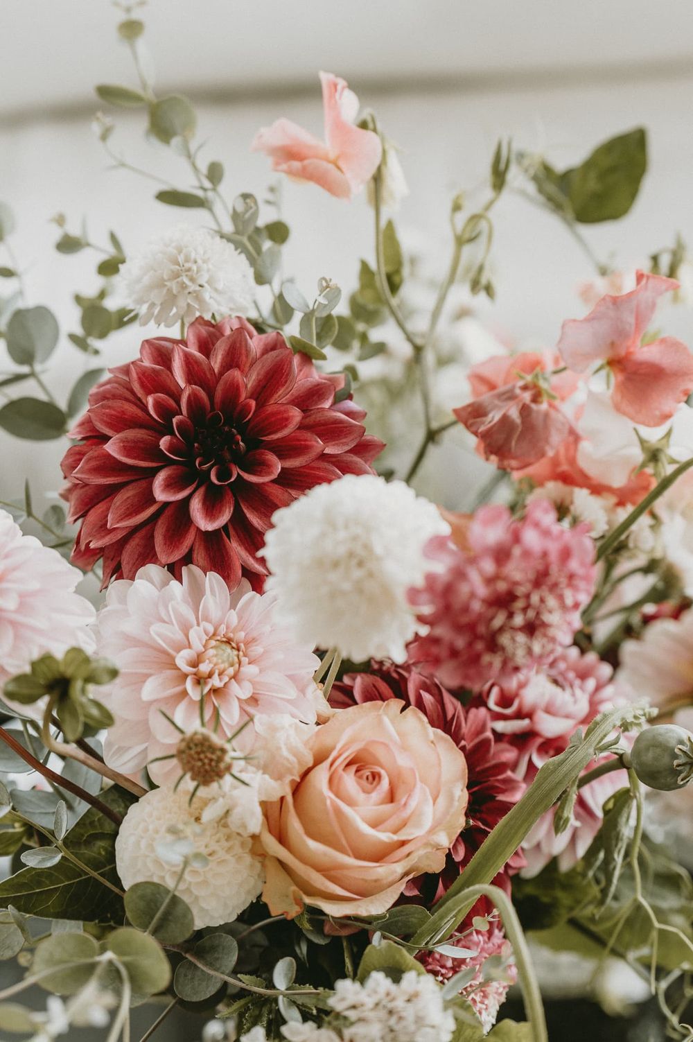 Brudbukett med rosa och vita blommor.