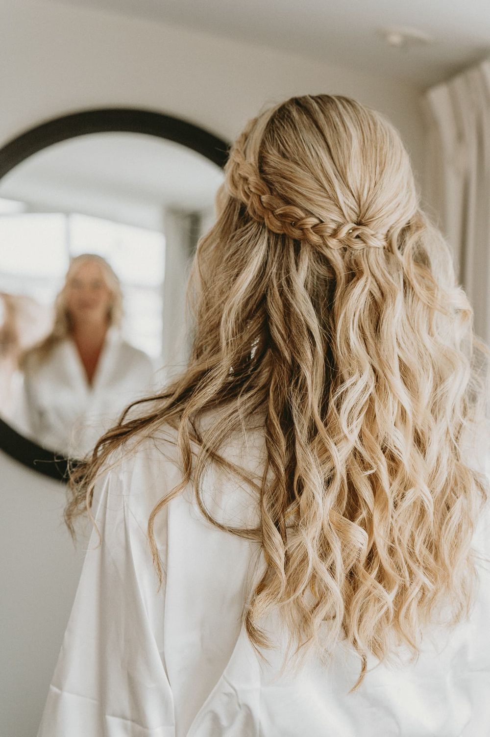 Brud tittar sig i spegel efter att ha blivit stylad av stylist på Marstrands Havshotell.