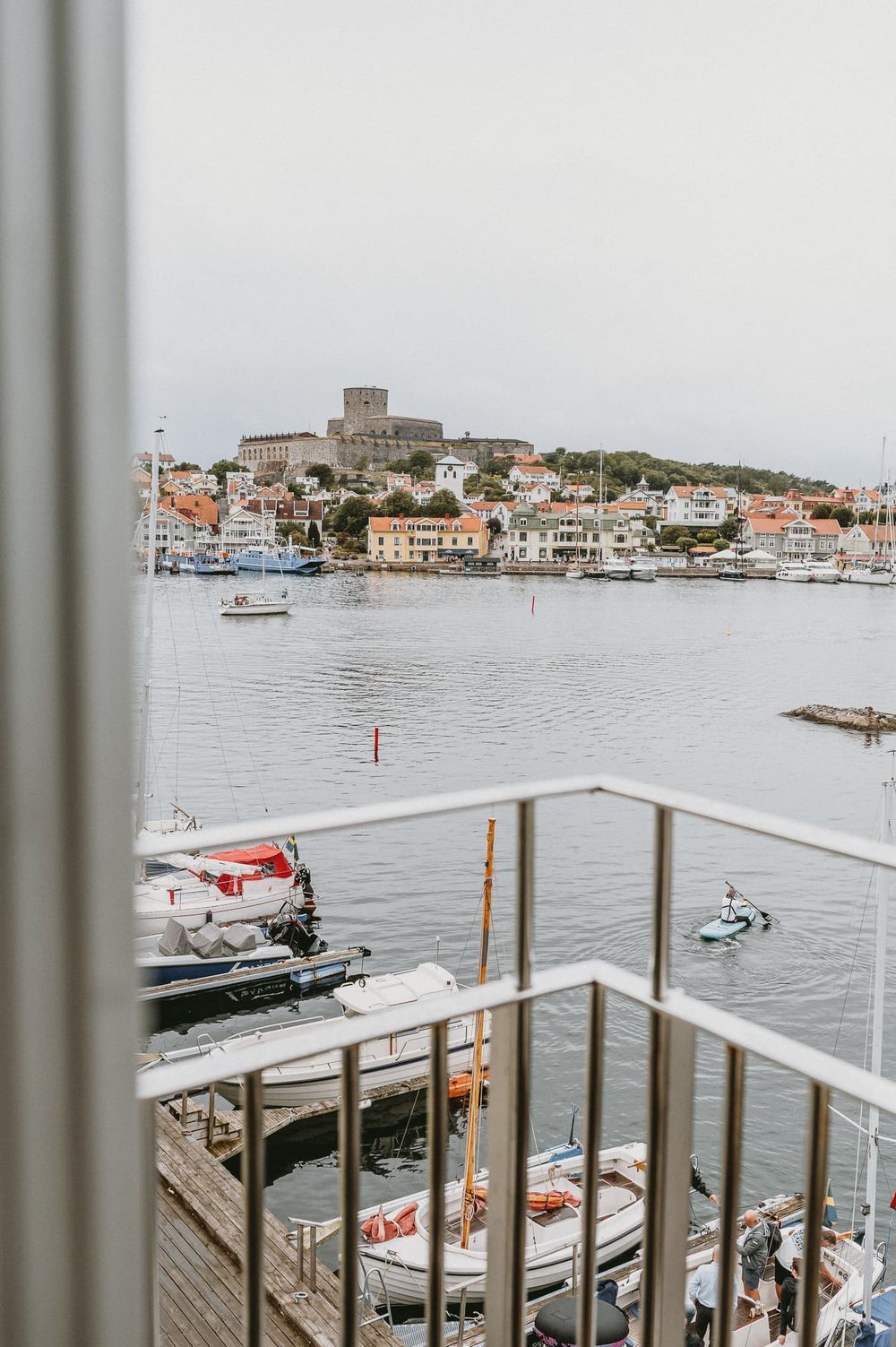 Utsikt från sviten på Marstrands Havshotell. Man ser båtar och Marstrandsön.