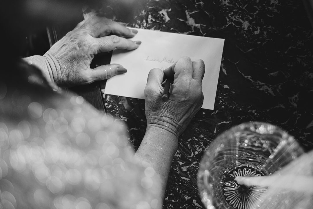 Fotografija ruku majke kako ispisuje svoje želje svome sinu na dan venčanja 
Vinska Kuća Kovačević Fruška gora Irig