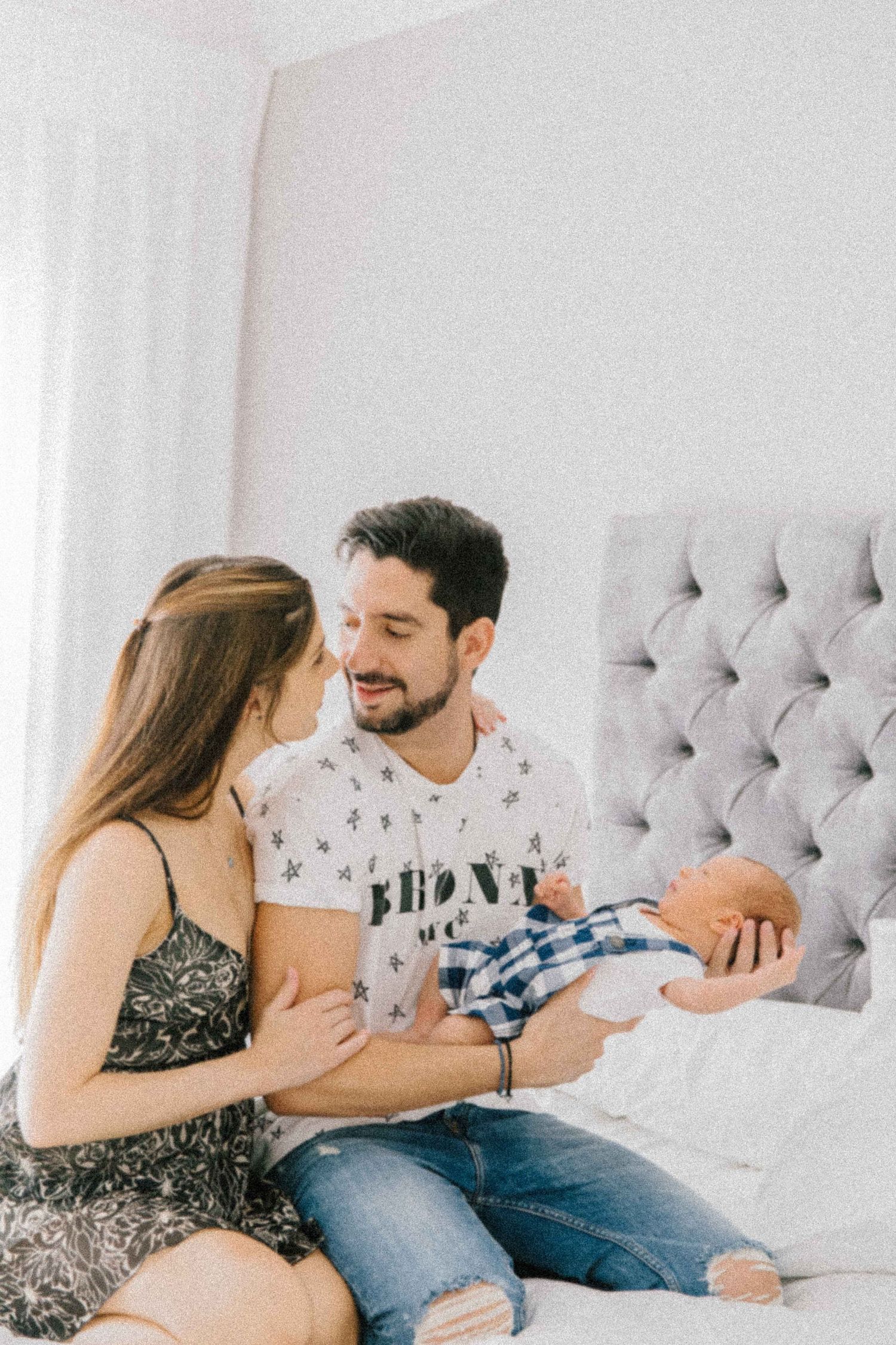 Portugal newborn sessions — recém-nascido, momentos suaves e amor familiar capturados.