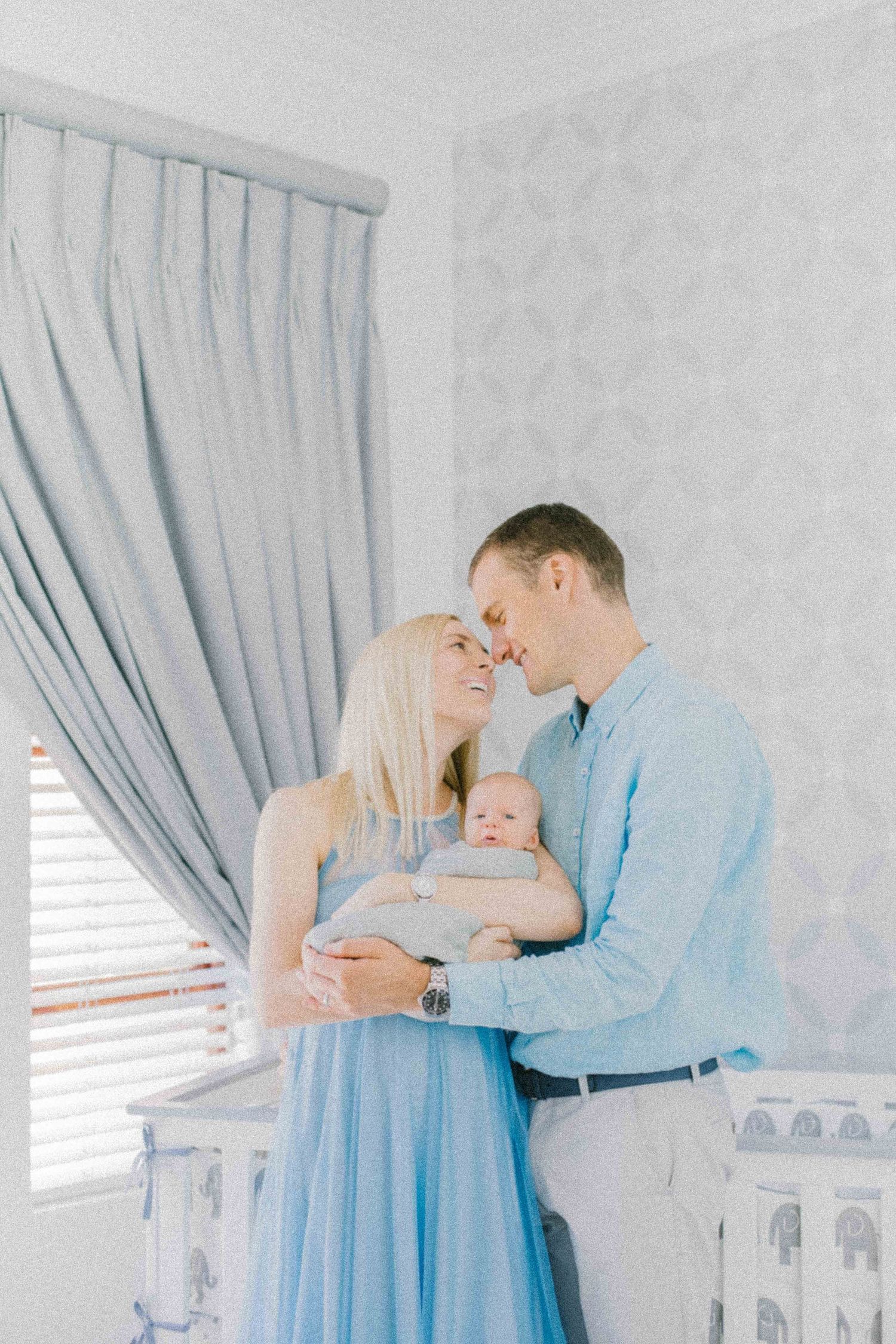 Newborn photography in Lisbon, Portugal — bebé dorminhoco, dedinhos e primeiros abraços ternos.