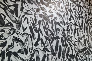 Black and white pattern wallpaper featuring overlapping high heel shoes in an abstract artistic design.