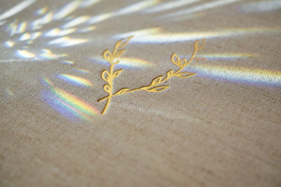 TLOOK photographe de mariage de style documentaire, détail de l'album de la couverture
