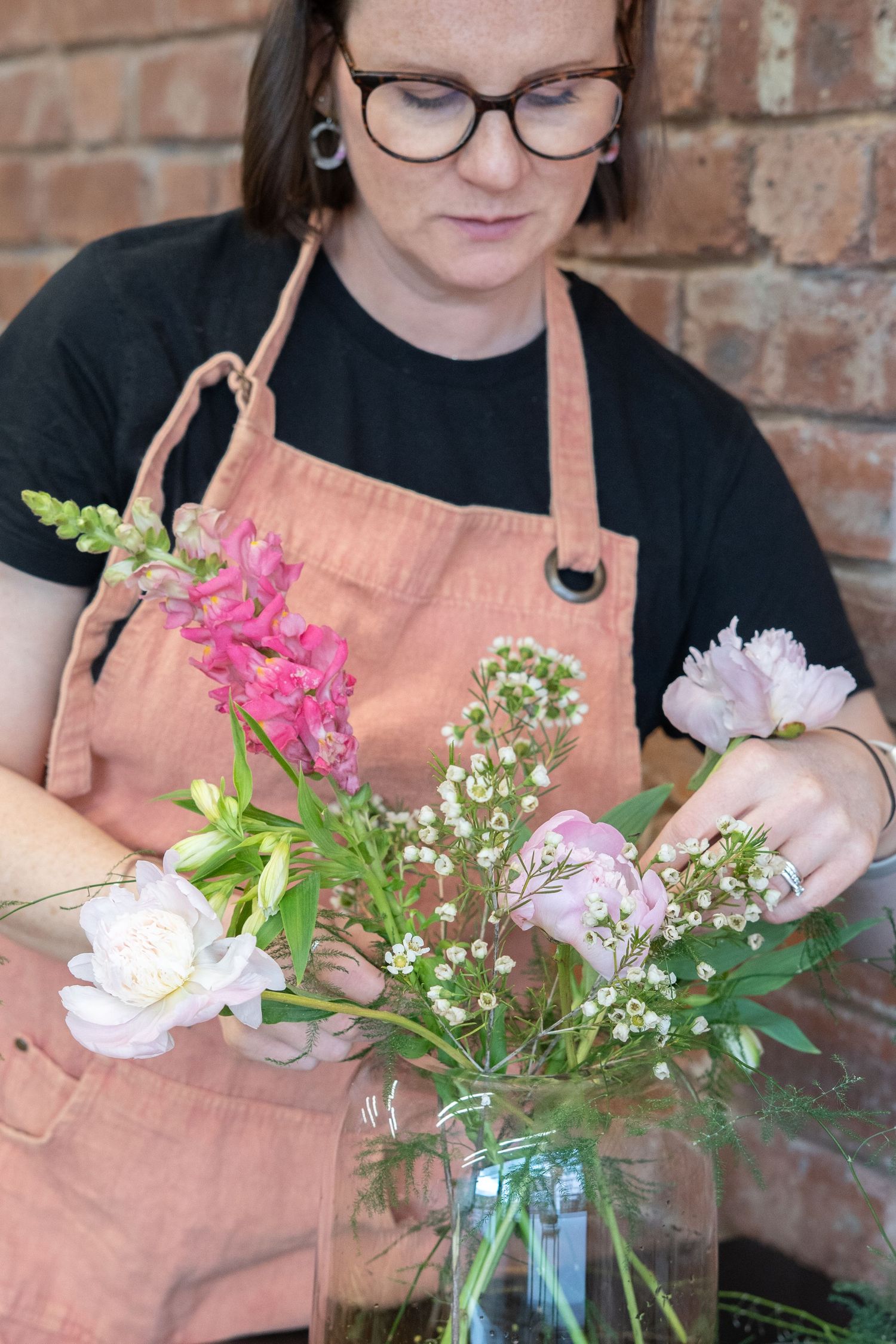 Creative floristry workshops for teams, clients and celebrations. Hosted at your workplace, home or venue, with all flowers, materials and t
