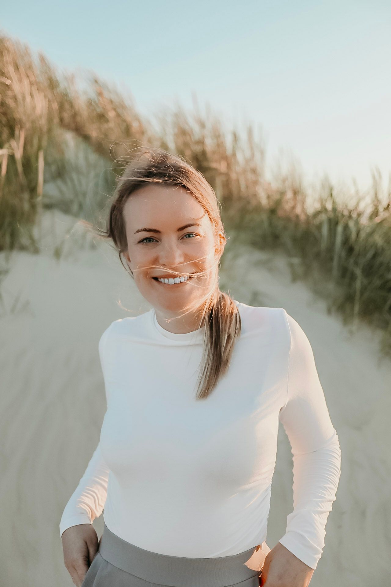 Portrait der Fotografin mit warmen Farben und Bokeh-Hintergrund