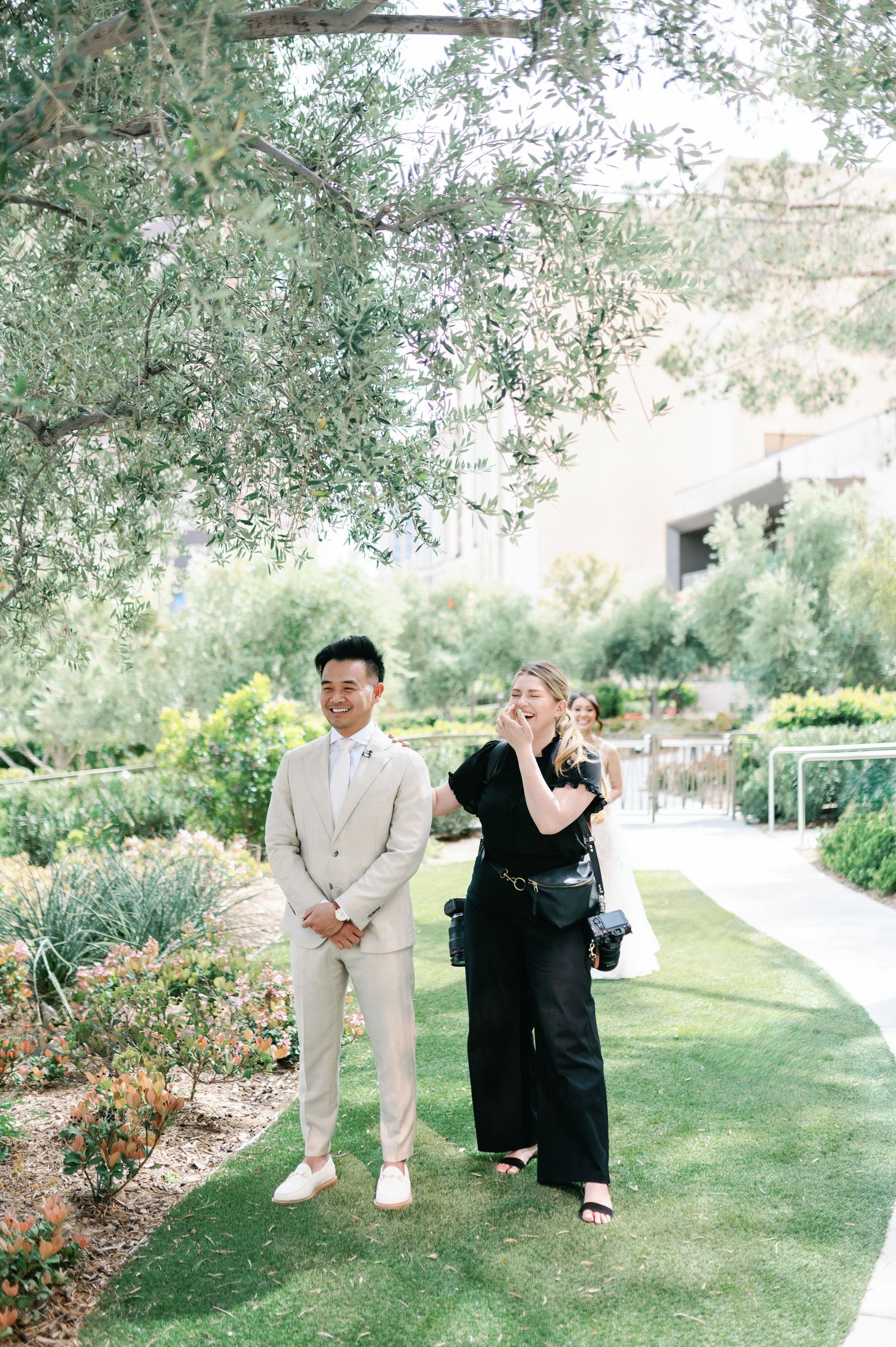 las vegas luxury candid storytelling professional wedding photographer julia stockton the best first look resorts world