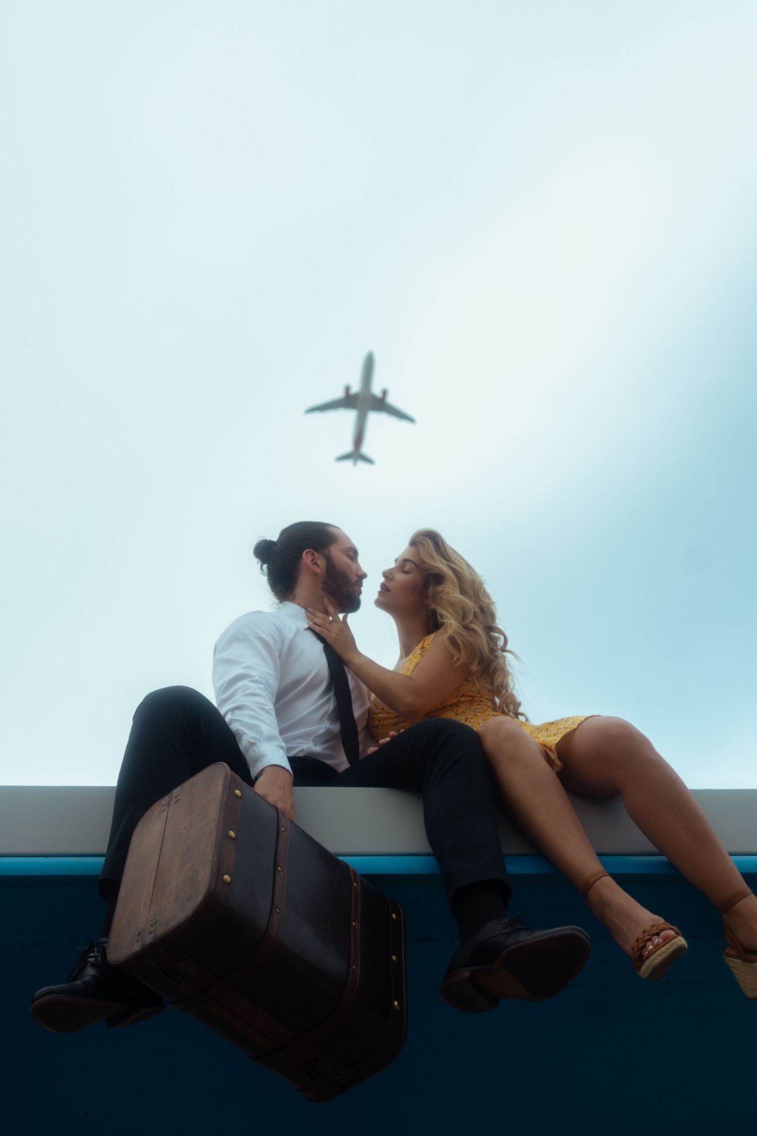 Cinematic couple photography in Miami with airplane backdrop — romantic editorial portrait session by Mannyportraits.