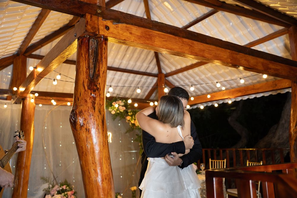 Dirección de arte en sesión preboda de pareja abrazada, estrenando la exclusiva Casa en el Aire del Rancho Regis.