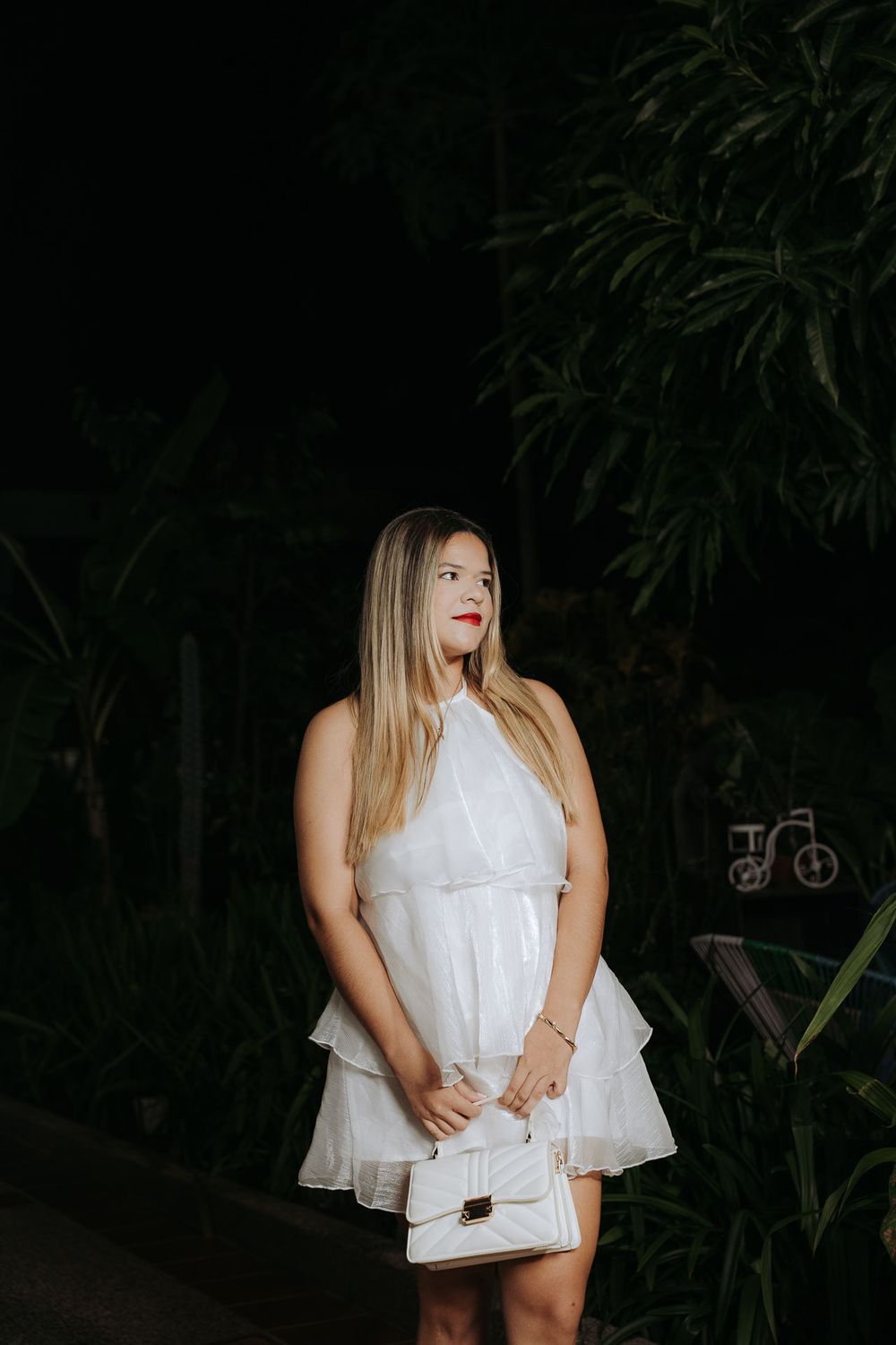 Dirección de arte en sesión preboda de pareja abrazada, estrenando la exclusiva Casa en el Aire del Rancho Regis.