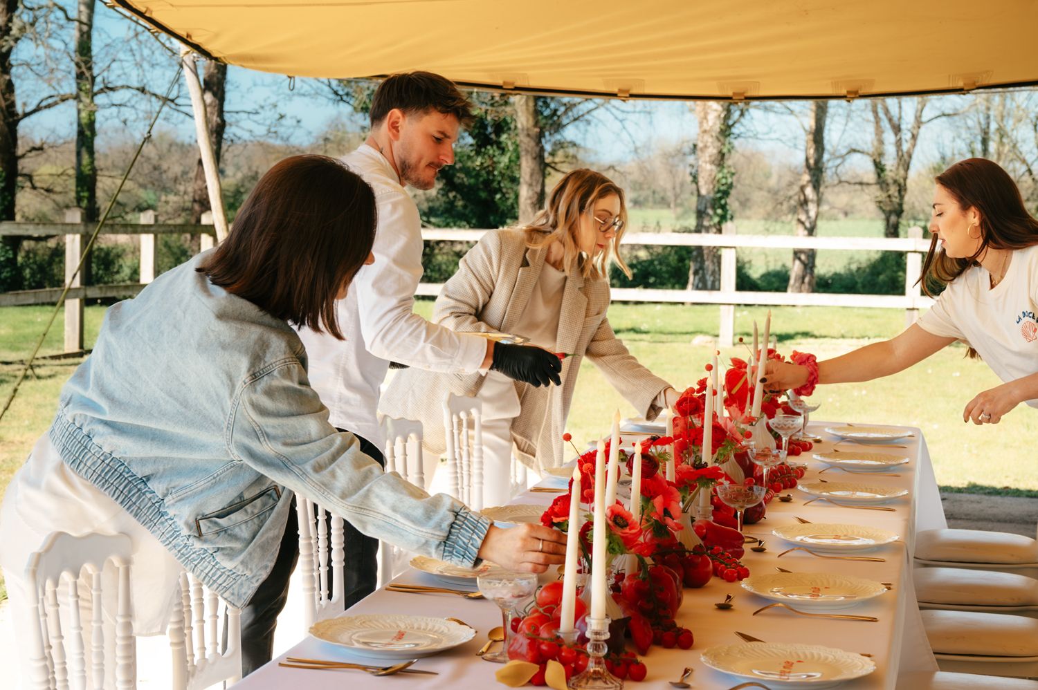 Photo du staff en train de dresser la table de mariage
