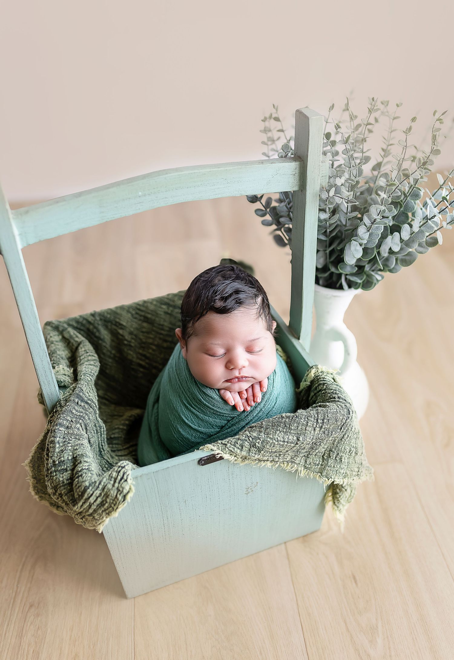 Fotografa de bebes en Ponce Puerto Rico, child photographer in Ponce baby in a bucket pose Fotografa para mi bebe en Ponce