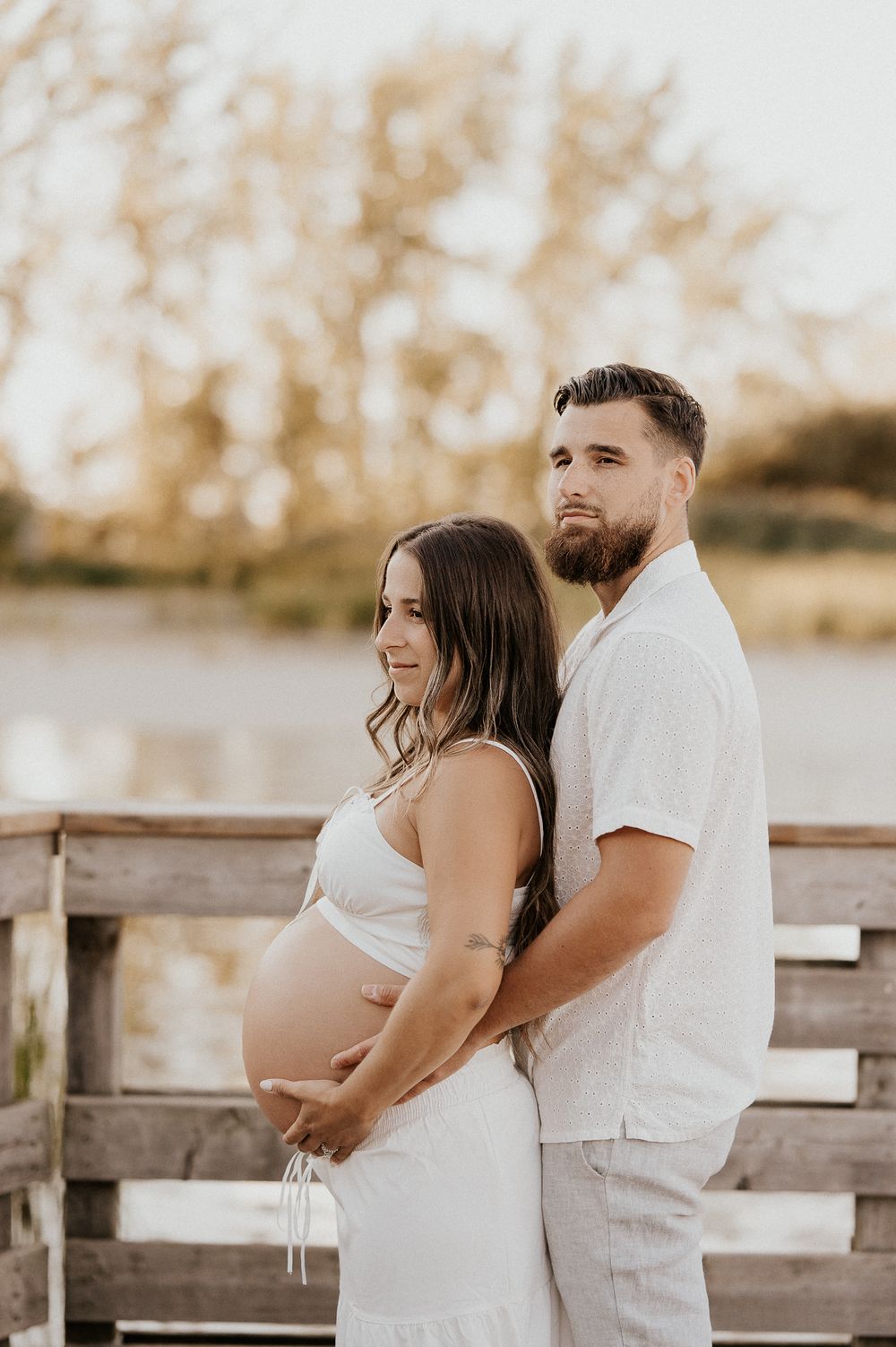 Futurs parents souriant ensemble, en lumière douce sur la Rive‑Sud de Montréal