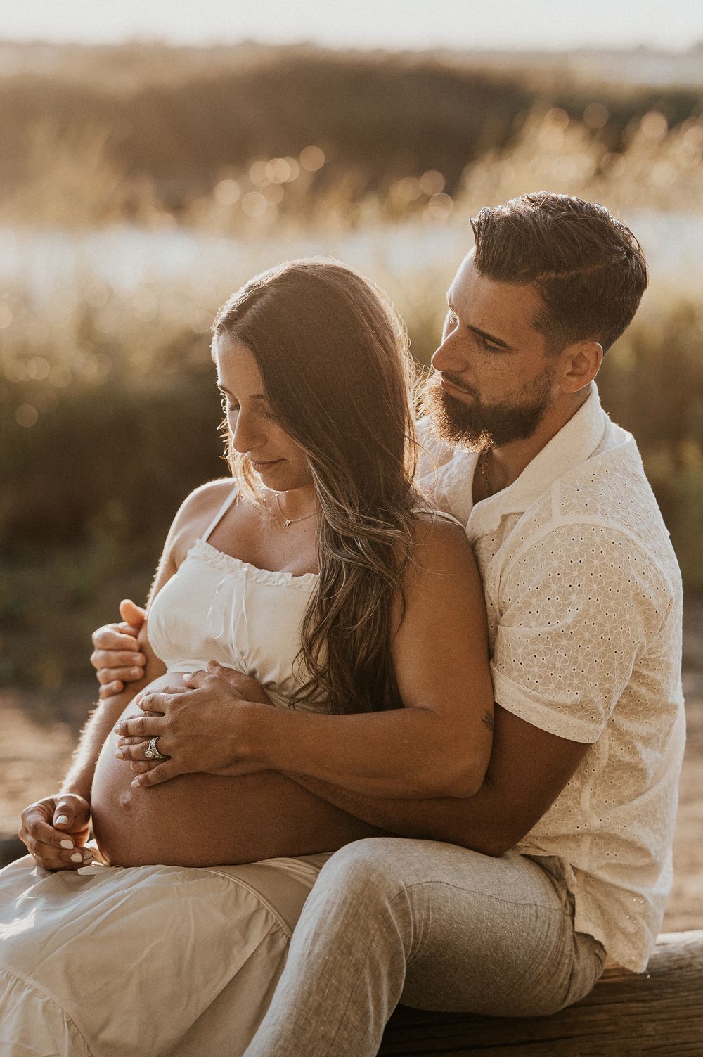 Couple attendant un nouveau bébé, captée dans une scène naturelle et lumineuse.