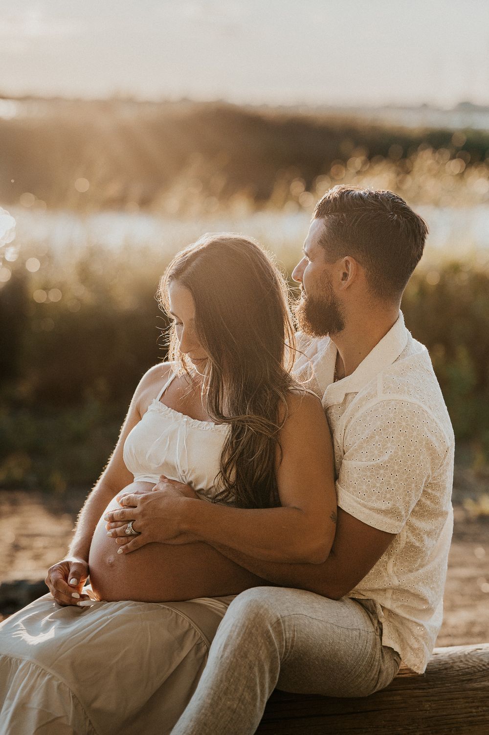 Séance maternité lifestyle en couple , ambiance chaleureuse et authentique