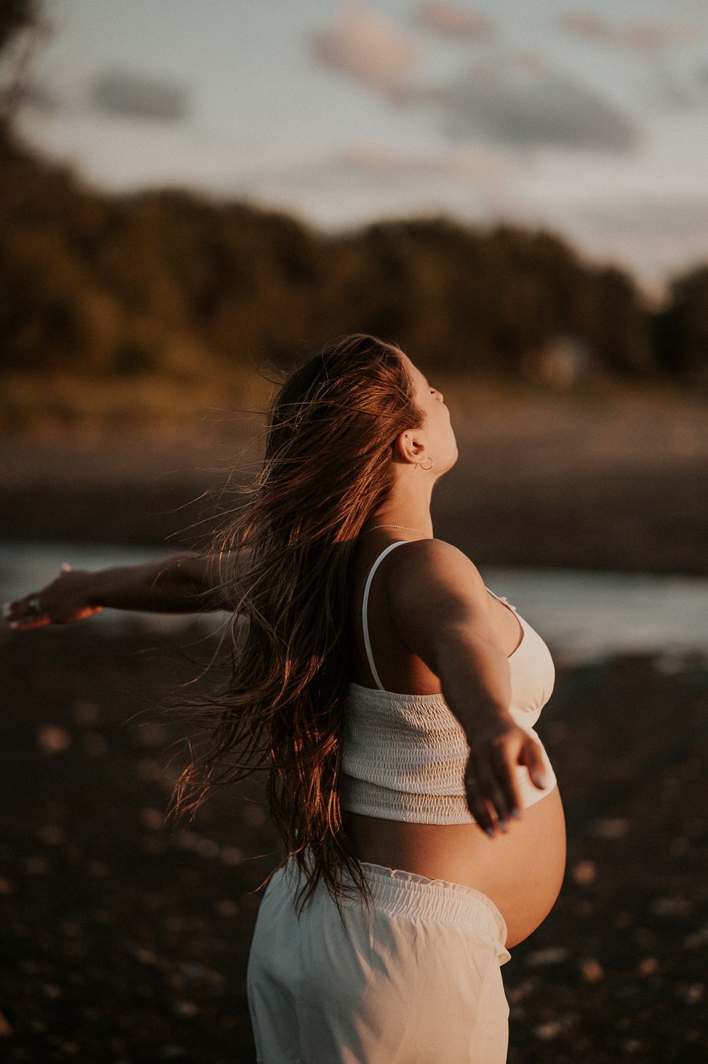 Portrait maternité lumineux d’une femme enceinte, ambiance tendre et naturelle
