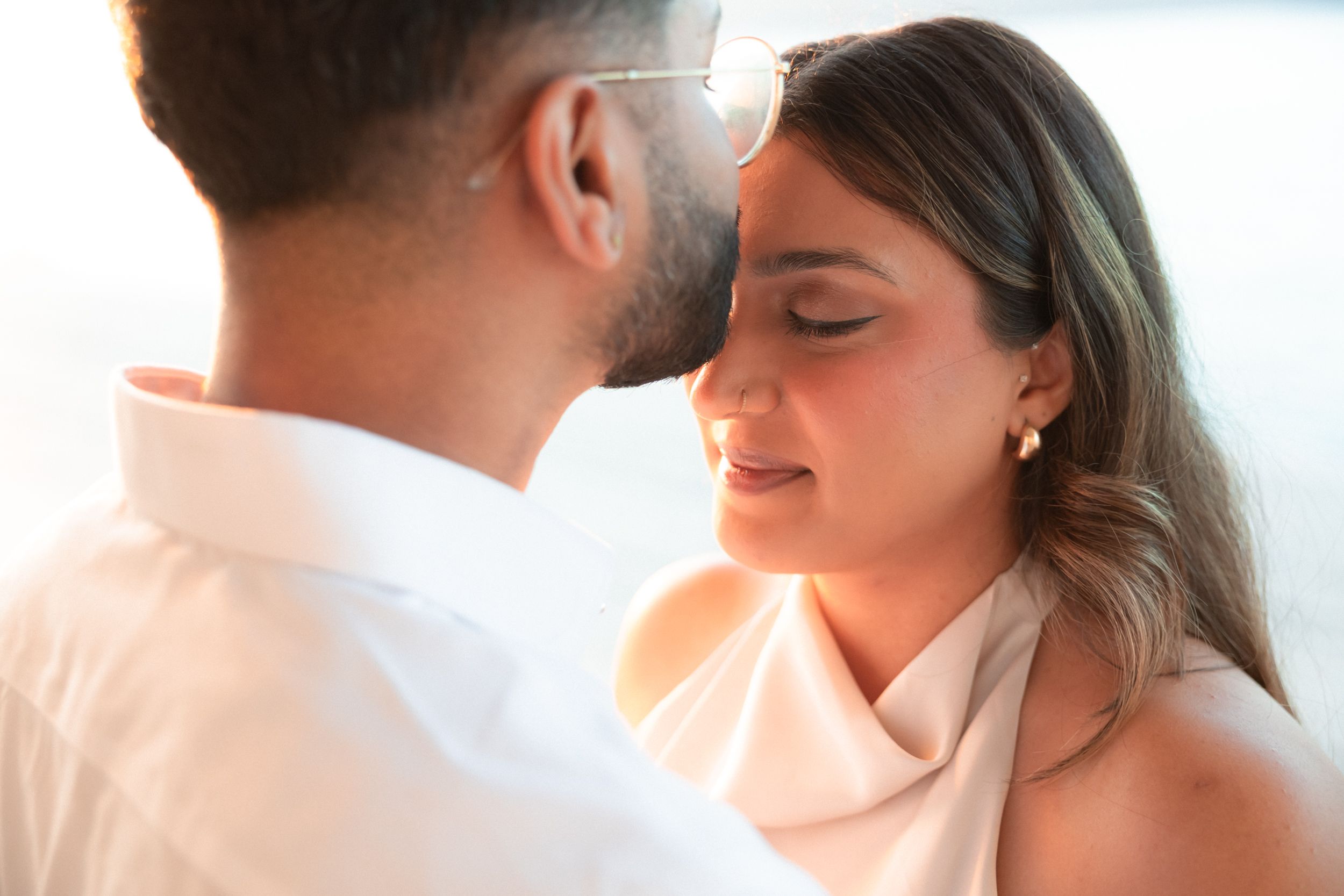 Cinematic sunrise engagement session at MAAT Lisbon — couple sharing a kiss by the river, captured by destination wedding photographer in Po