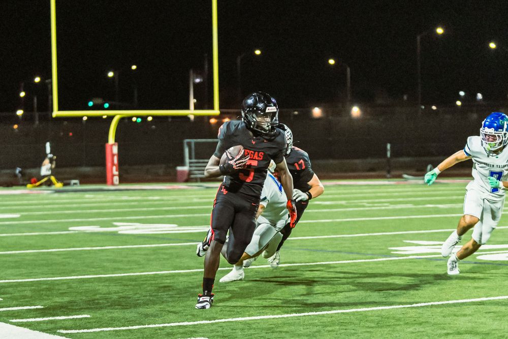 Football player running down the field