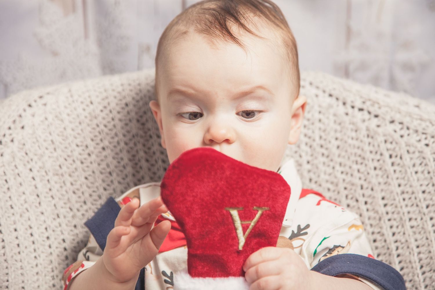 Family Christmas photoshoot of baby, photo taken by Andy Snaps.