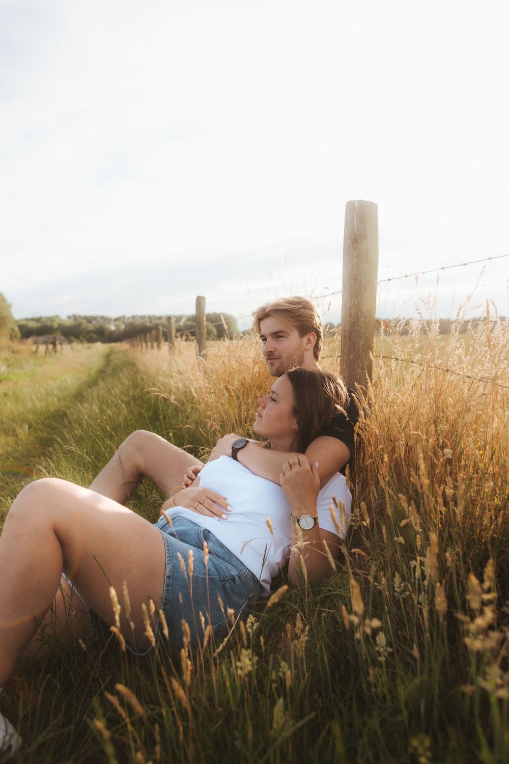 Koppelshoot in het hoge gras