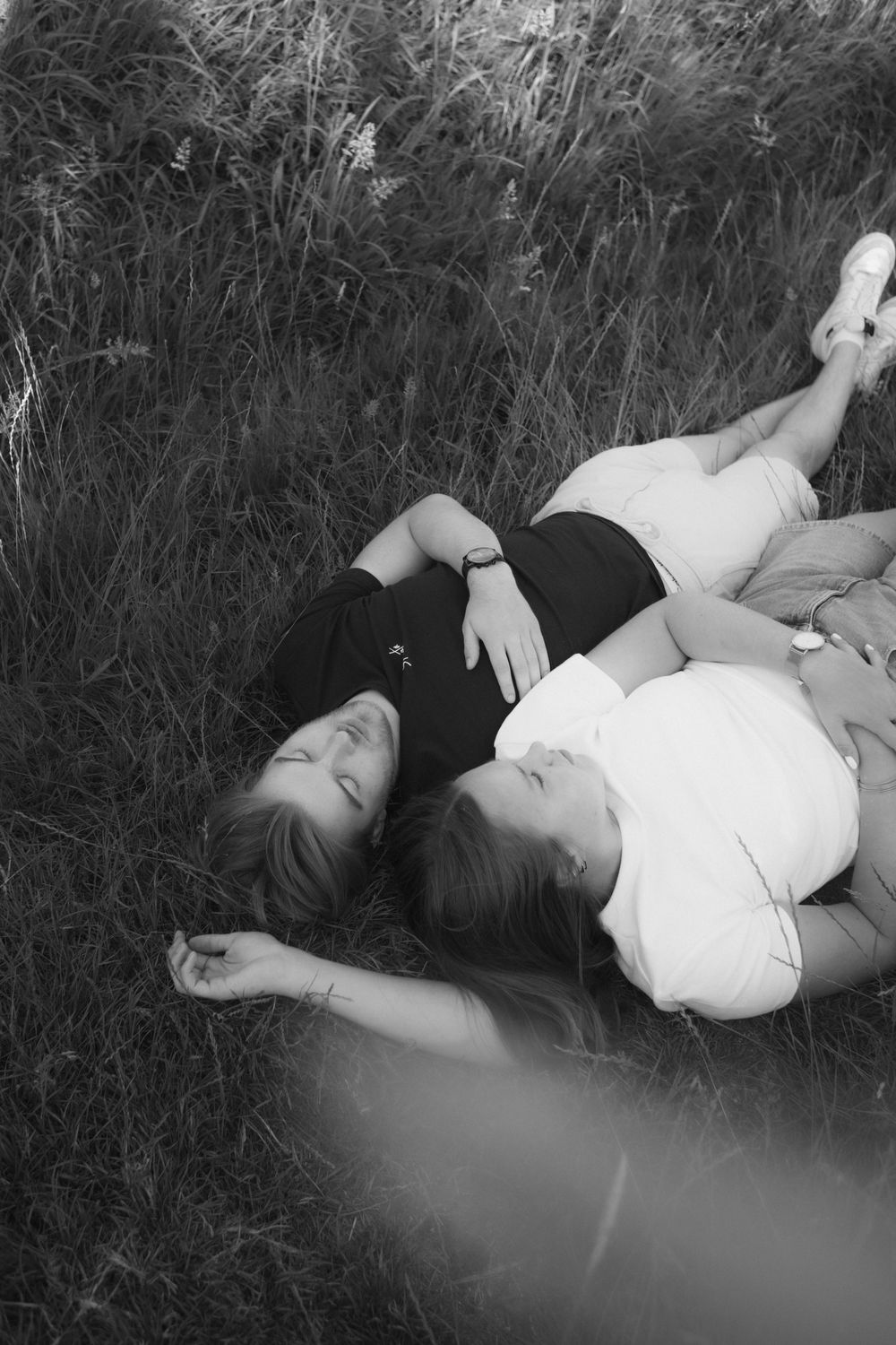 Koppelshoot in het hoge gras.