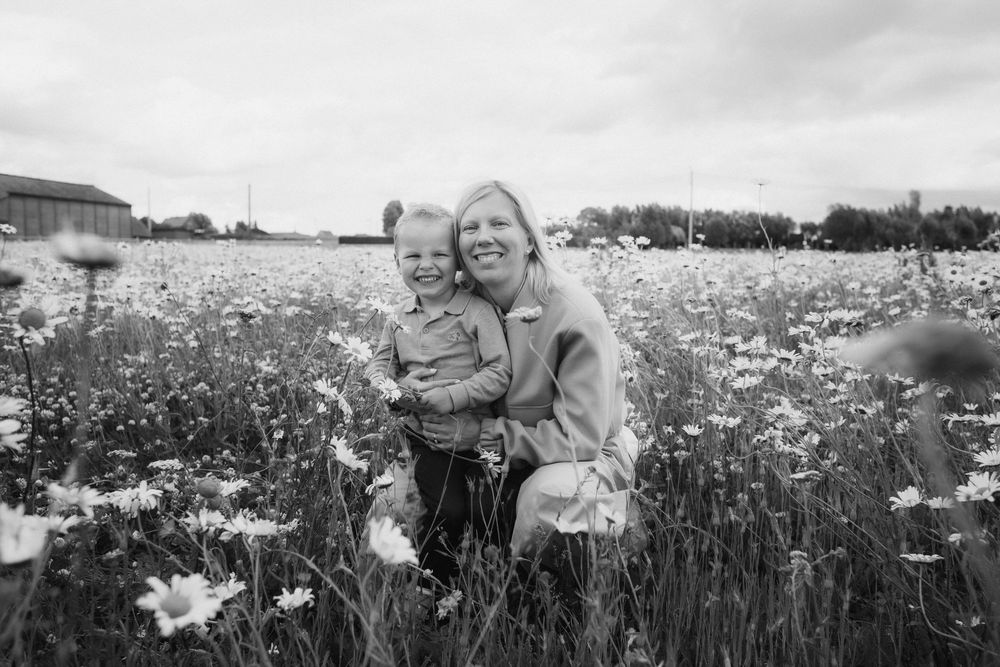 Moeder en zoon in een bloemenveld.