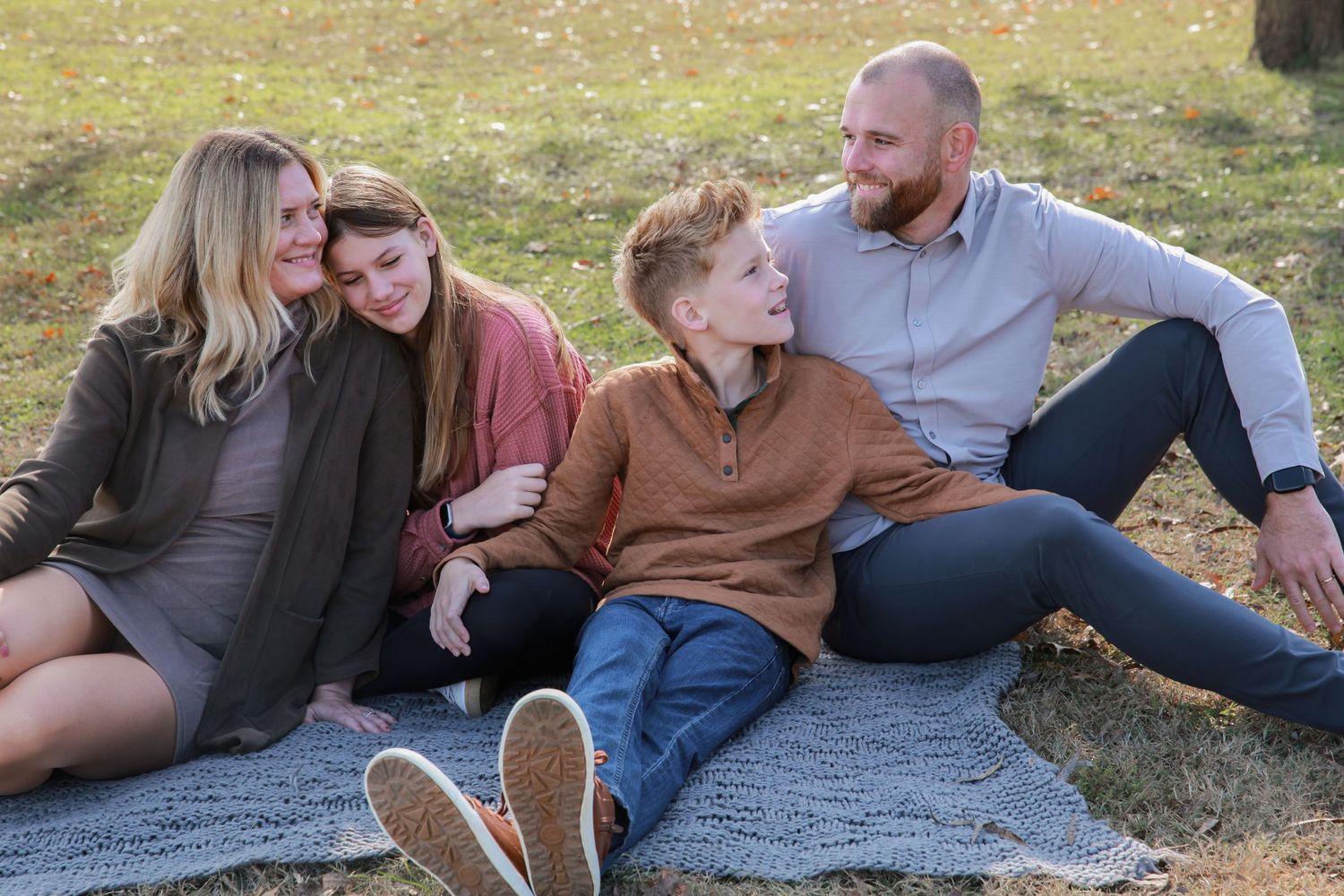 Family photos in park in Ozark, Missouri