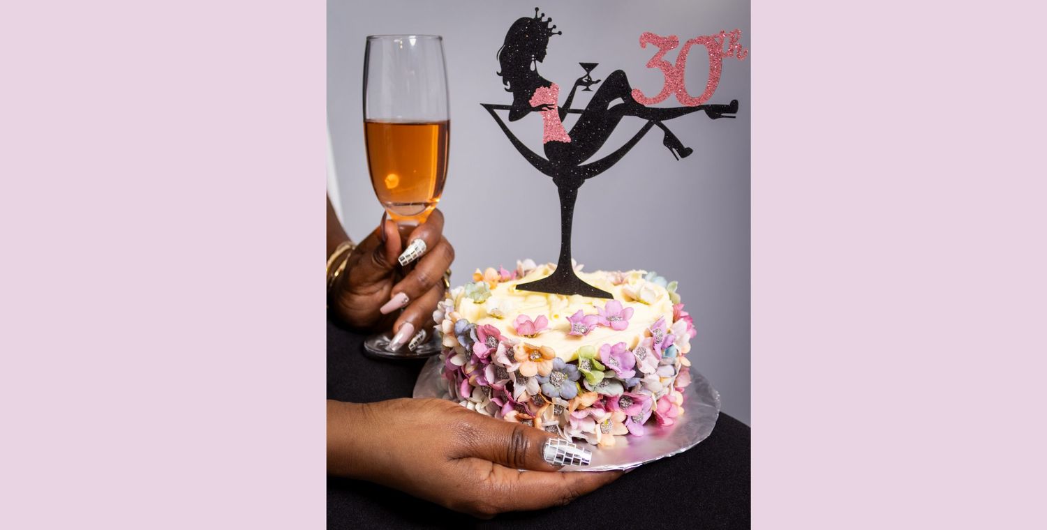 Birthday cake with sparkler topper and champagne glass for 30th celebration. best birthday photographer.