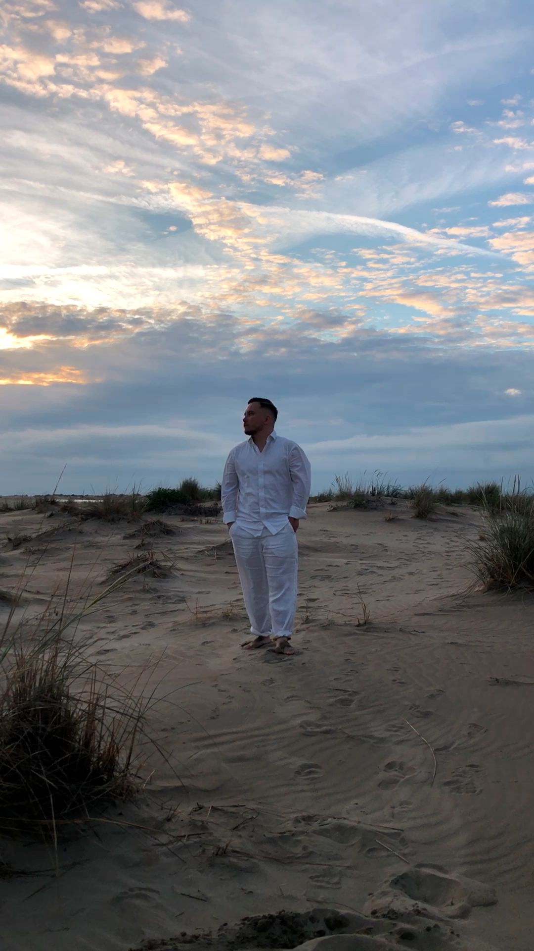 Séance photo par Chaemi Studio, photographe au Grau-Du-Roi pour Florian. Shooting élégant et bohème sur la plage au coucher de soleil.