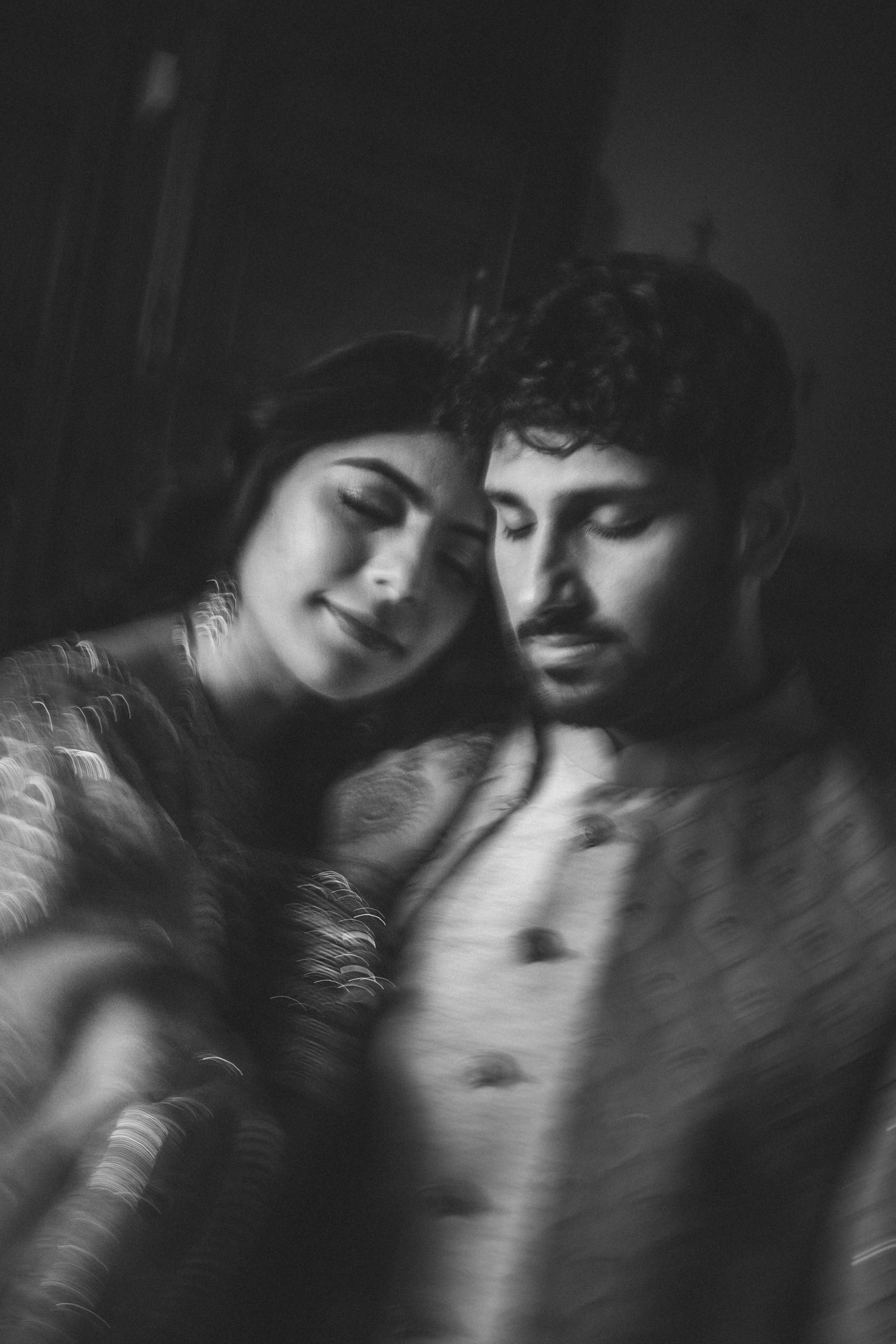 Indian wedding at Forte da Cruz with vibrant colors, joyful moments, and stylish details by Portugal wedding photographer Regina.