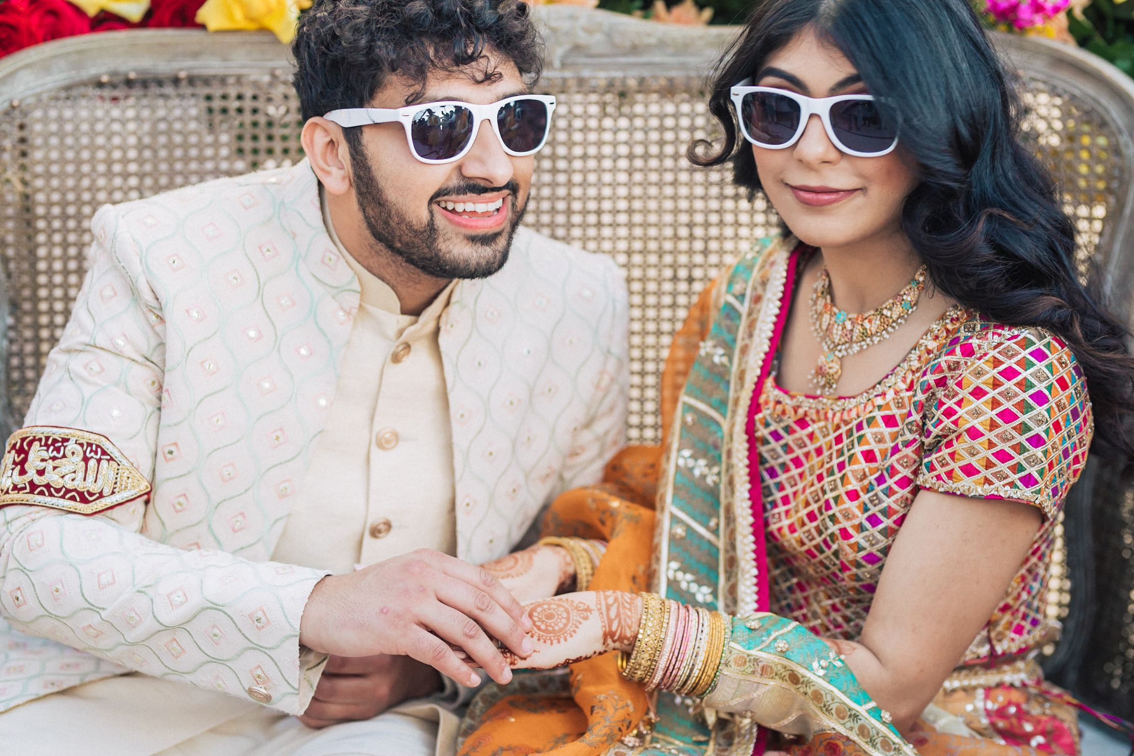 Indian wedding at Forte da Cruz with vibrant colors, joyful moments, and stylish details by Portugal wedding photographer Regina.