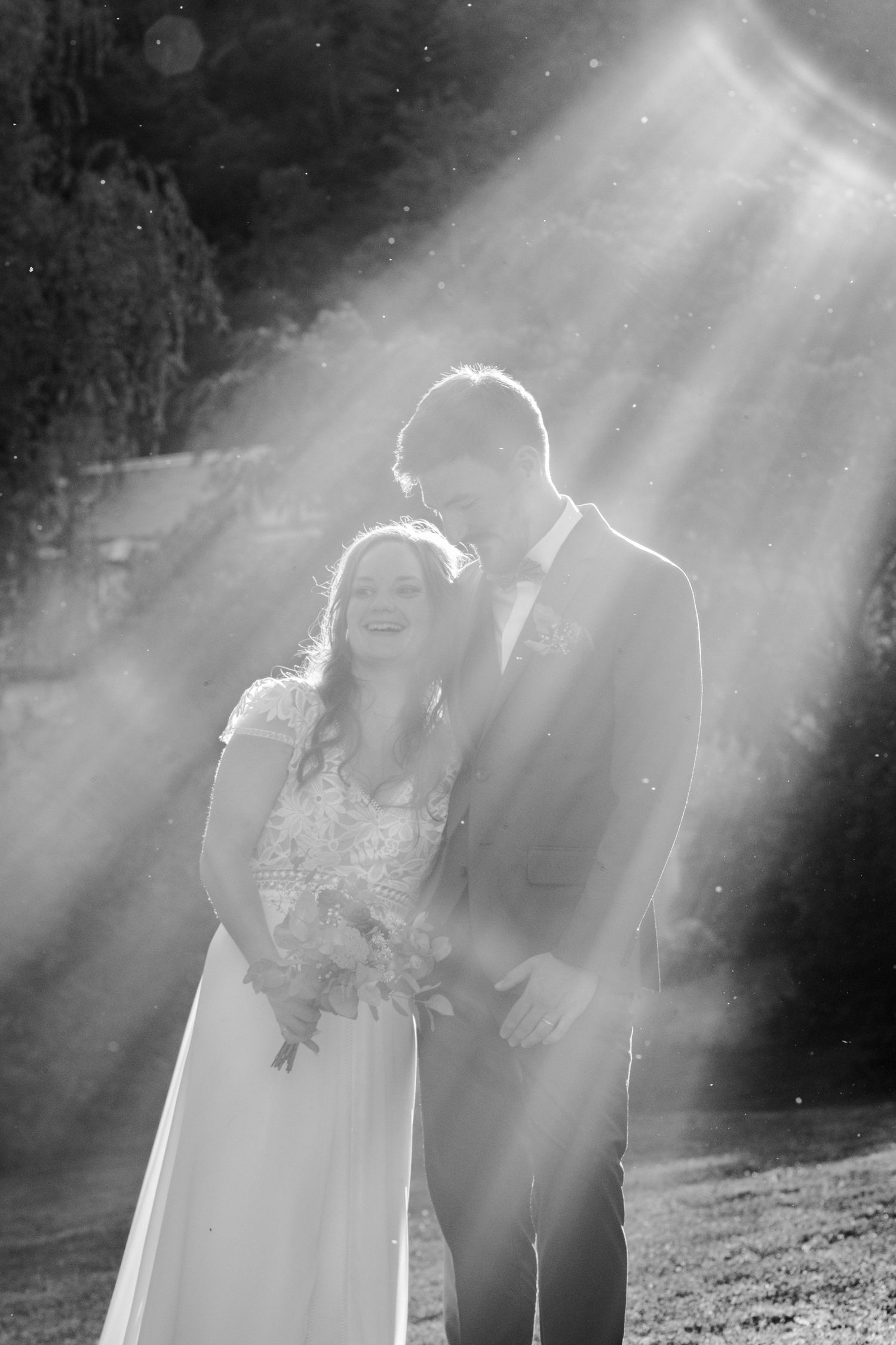 Séance photo de couple lors d'un mariage champêtre et romantique dans l'Aveyron. Des photos noir et blanc de toute beauté.