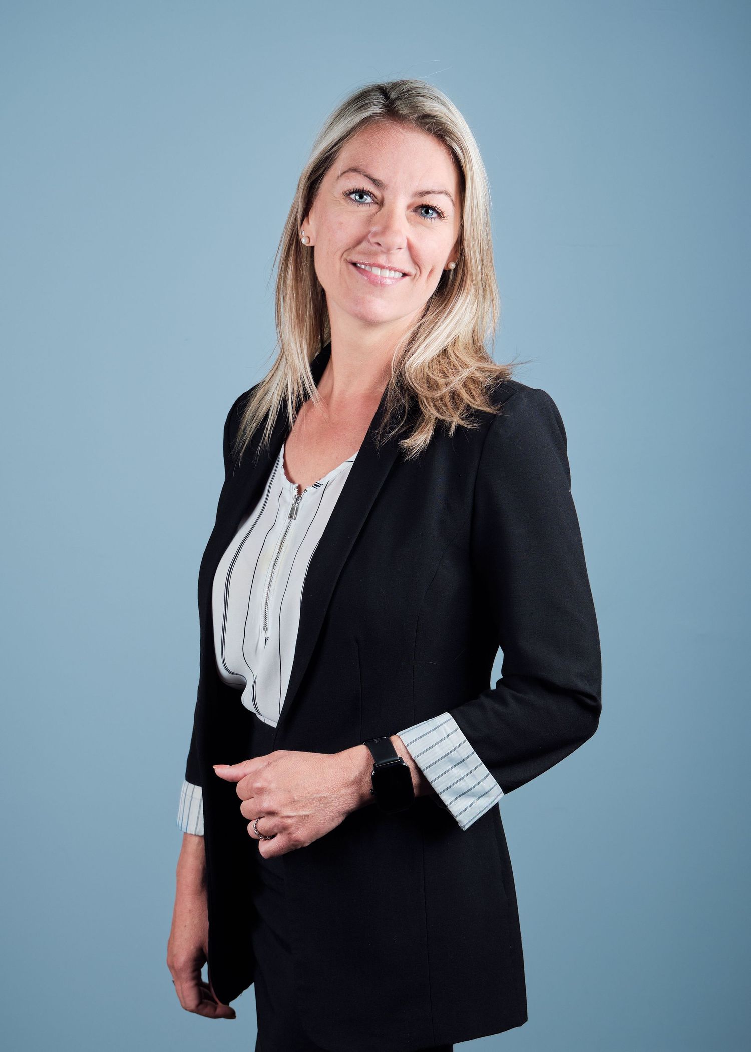 une femme d'affaire en veston noir