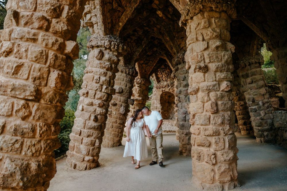 Natalia & Hector embracing on a scenic viewpoint in Park Güell.