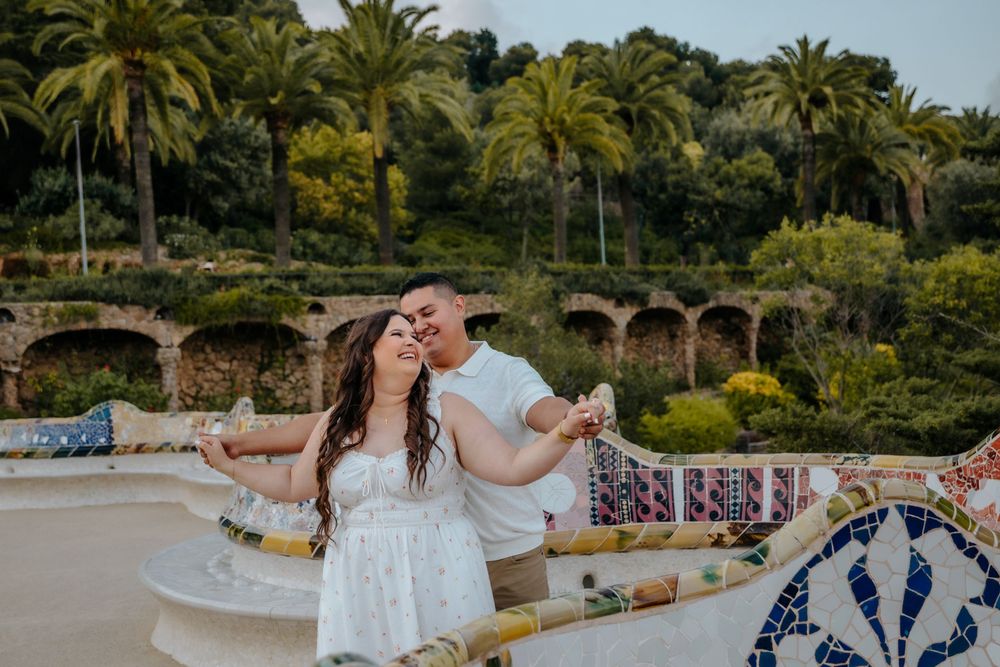 Anniversary photoshoot capturing love and laughter at Park Güell in Barcelona
