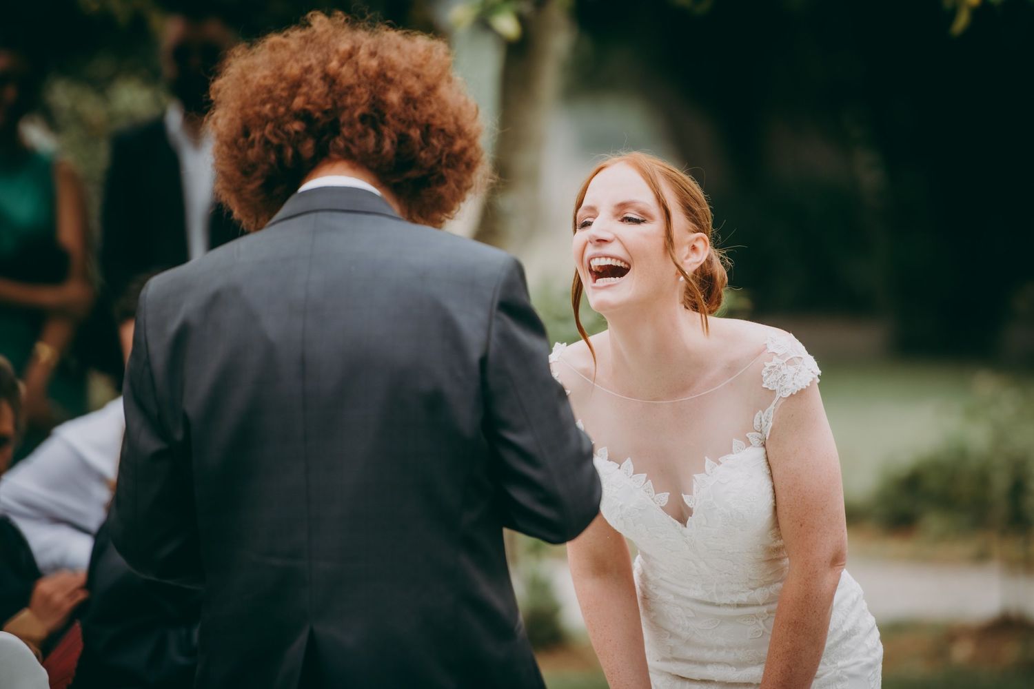 Novia riendo con naturalidad durante la ceremonia de boda en Asturias — Fotografía documental por Juan Llavio