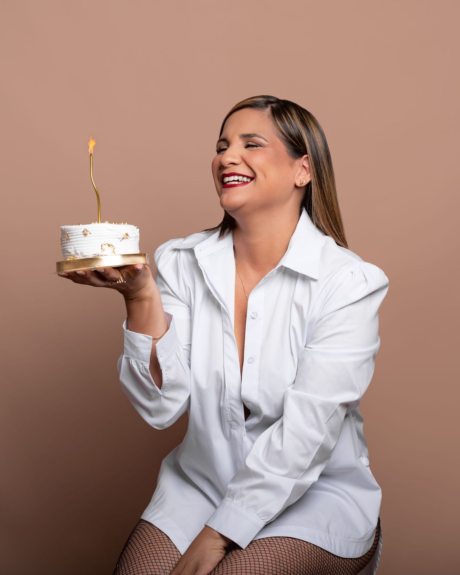 Sesion de fotos cumpleaños bizcocho, maquillaje fondo crema en la republica dominicana