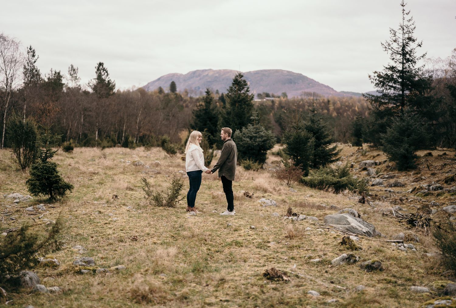 En nydelig forlovelsesfotografering i vakre Årdal - fjell og skog så langt øye kan se