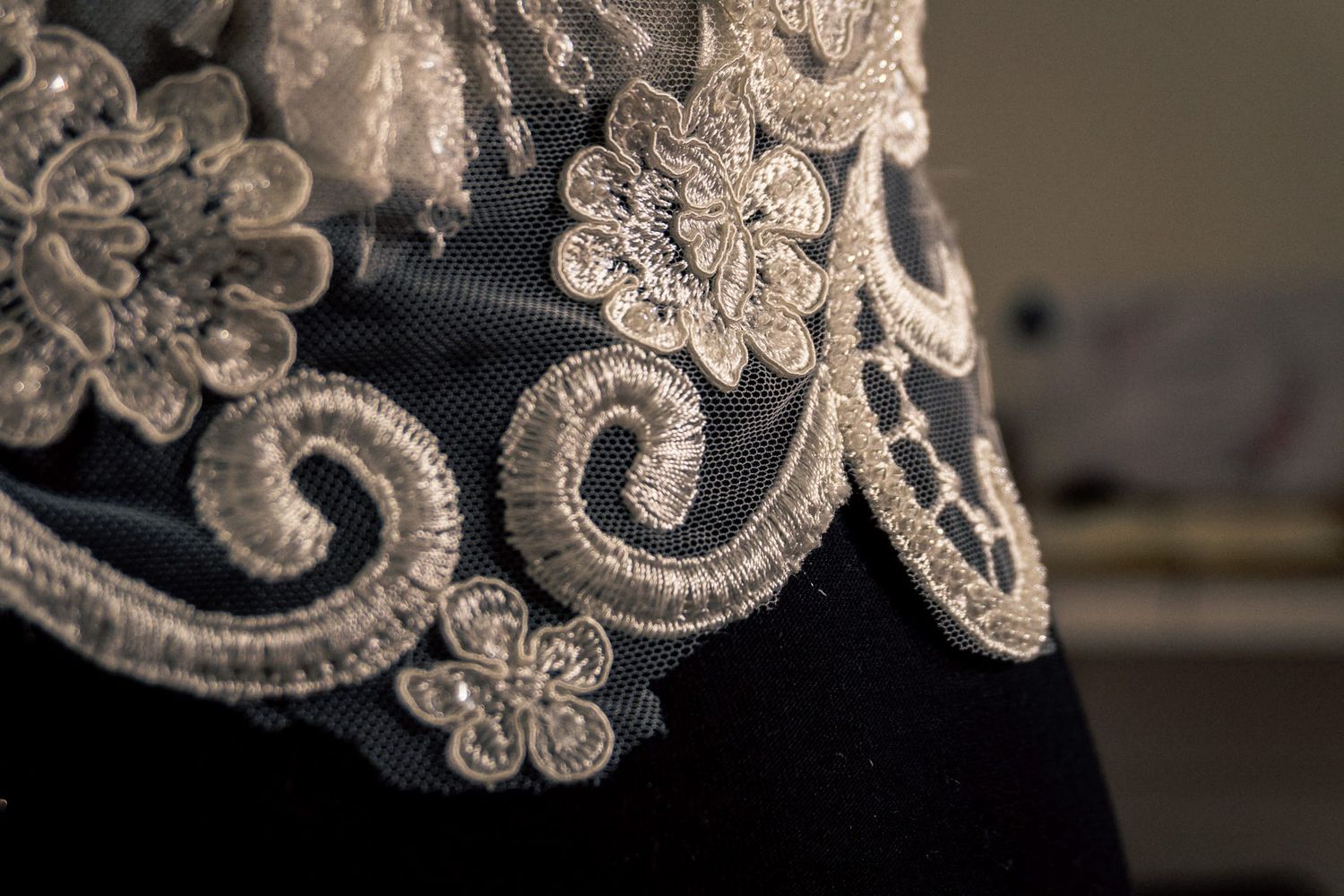 Primer plano de la textura y los intrincados detalles de encaje en un vestido de novia fotografía de moda nupcial con enfoque artístico.