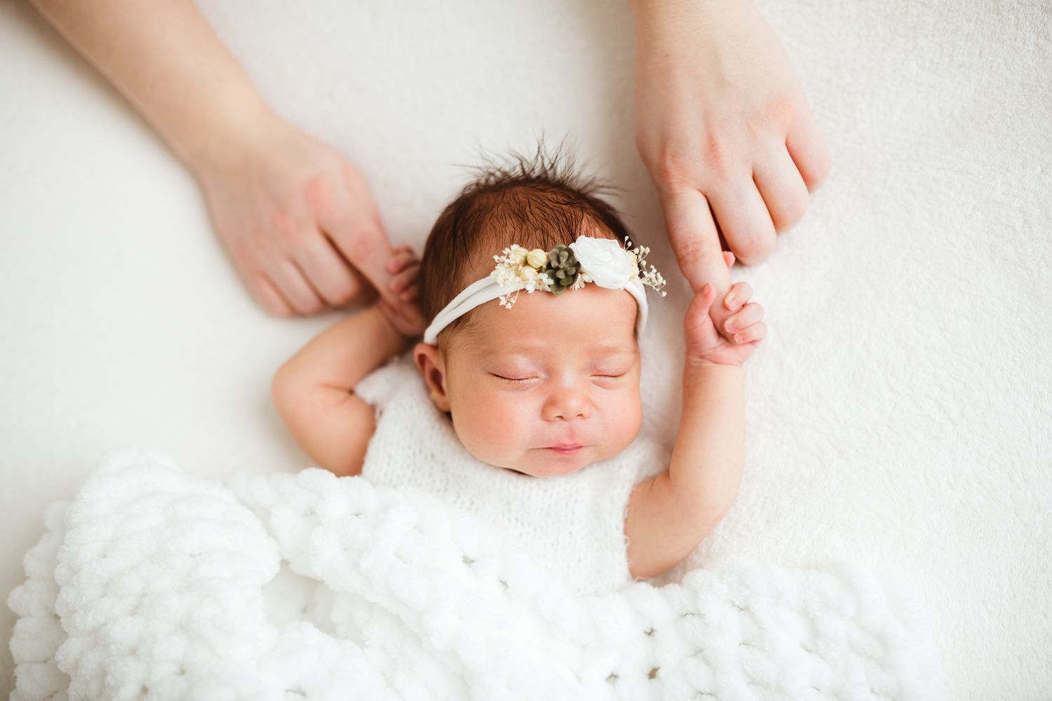 spiace dietatko drzi mamine pocas newborn fotenia v specialzovanom atelieri fotografky Domi Bobak s 10 rocnou praxou v Bratislave