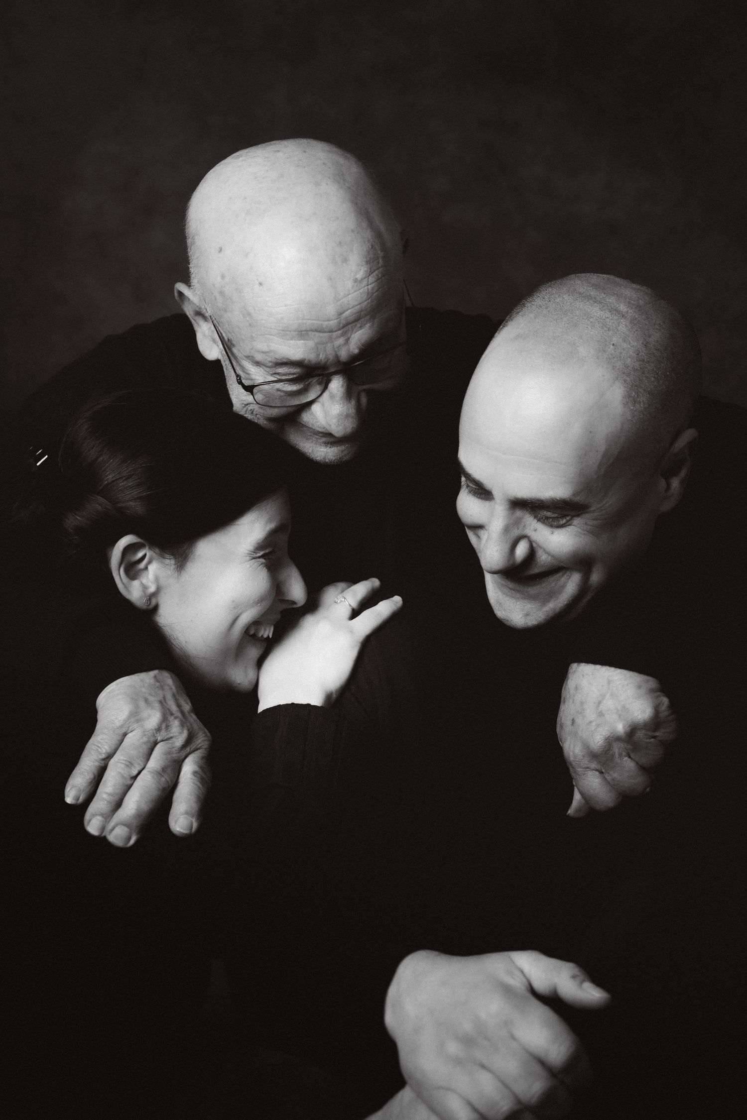 Padre anziano insieme ai figli adulti durante un ritratto di famiglia realizzato in studio fotografico a Sanremo