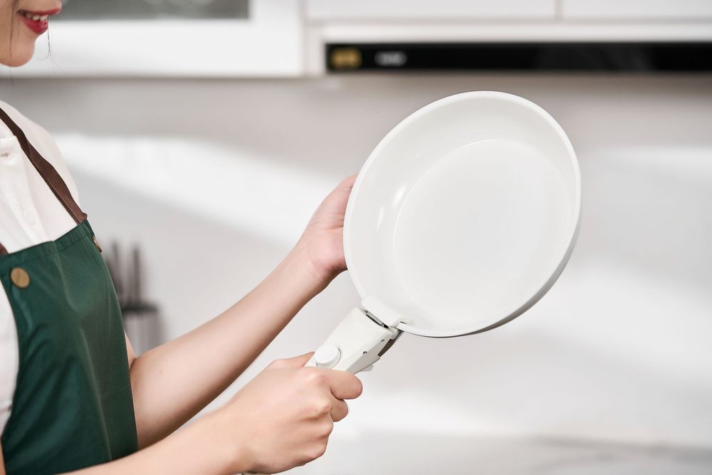 Chụp ảnh đồ gia dụng với phong cách hiện, trong một căn bếp tràn ngập ánh sáng