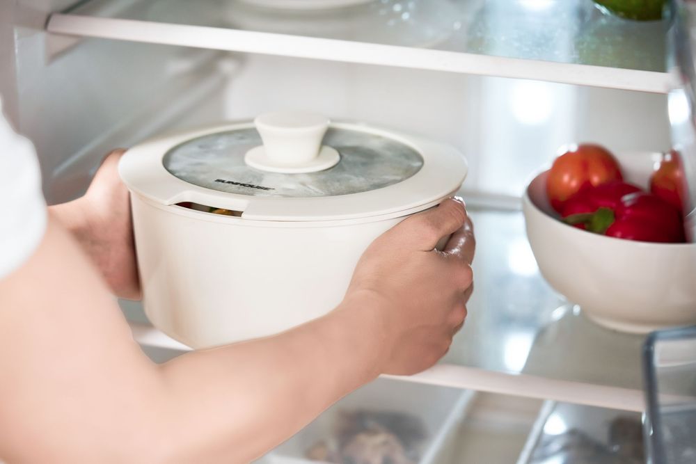 Chụp ảnh đồ gia dụng với phong cách hiện, trong một căn bếp tràn ngập ánh sáng