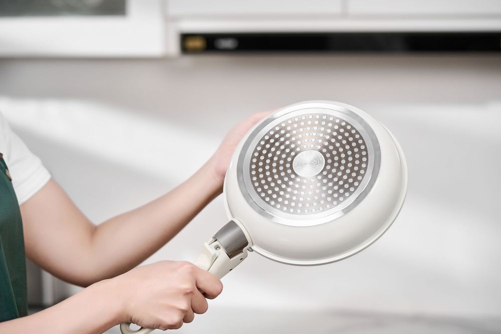 Chụp ảnh đồ gia dụng với phong cách hiện, trong một căn bếp tràn ngập ánh sáng