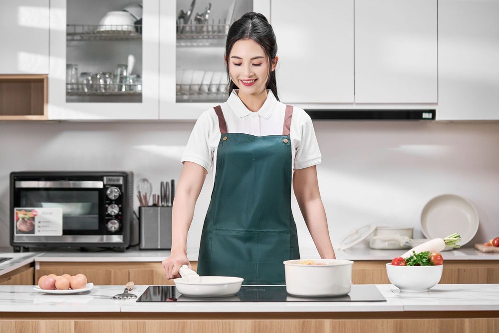 Chụp ảnh đồ gia dụng với phong cách hiện, trong một căn bếp tràn ngập ánh sáng
