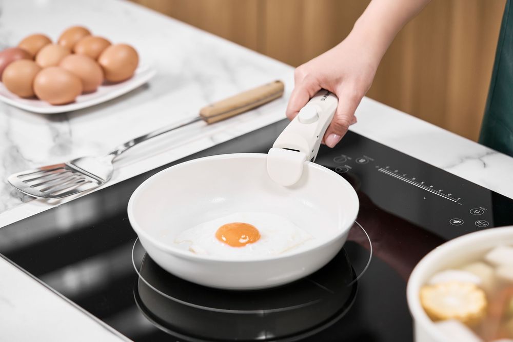 Chụp ảnh đồ gia dụng với phong cách hiện, trong một căn bếp tràn ngập ánh sáng